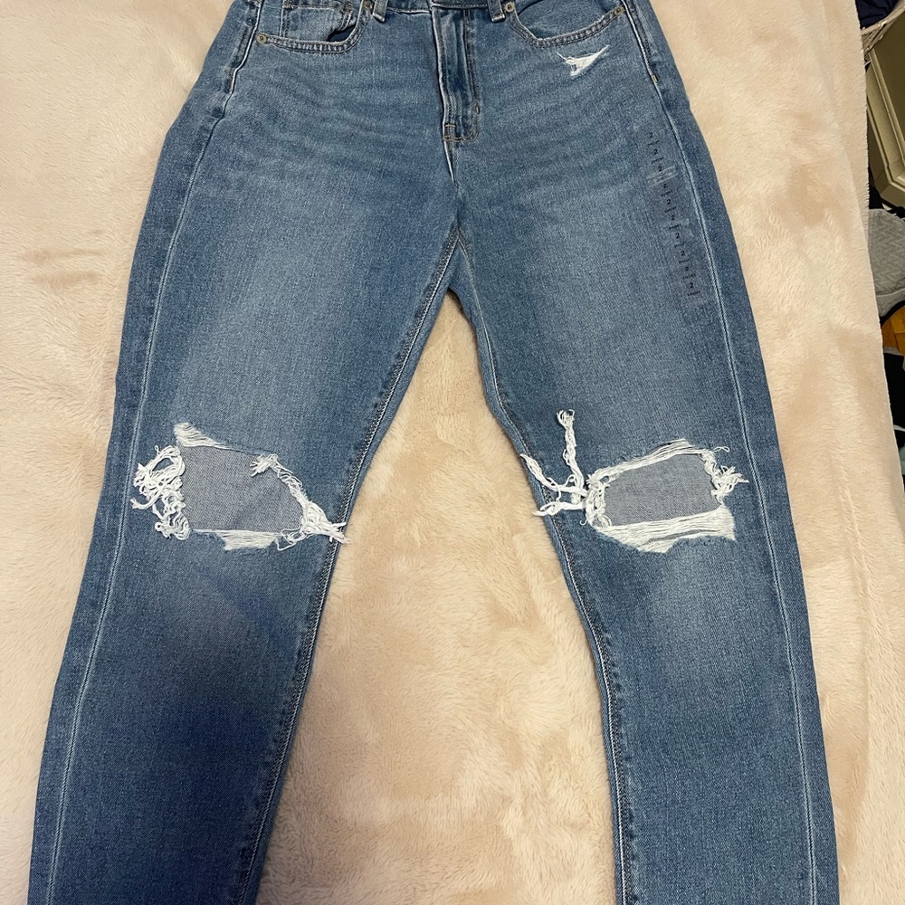 Americane Eagle high waisted mom jean size 2 short new with tags
